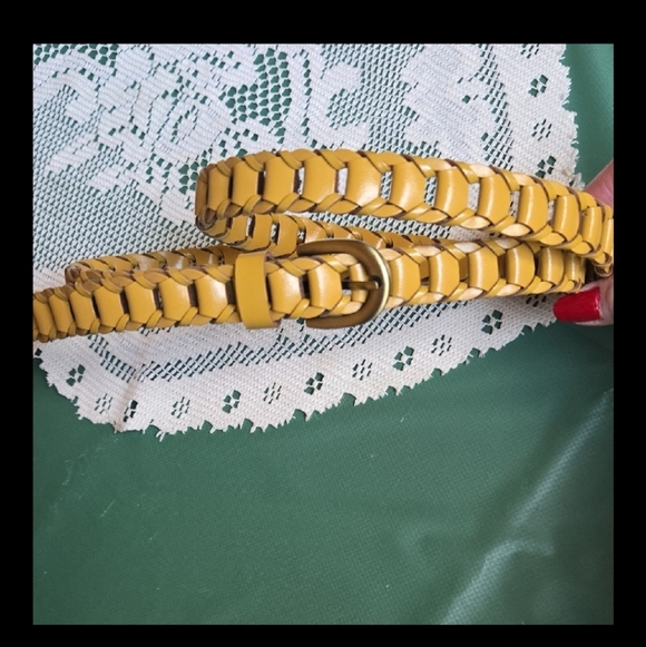 ♦️Belt In Yellow/Gold Color With Gold Tone Buckle One Size Fits Most FINAL PRICE - Picture 9 of 9